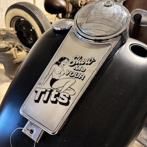 Visa mig dina bröst Graverad aluminium bensintankinsats Harley Davidson Electra Glide Touring