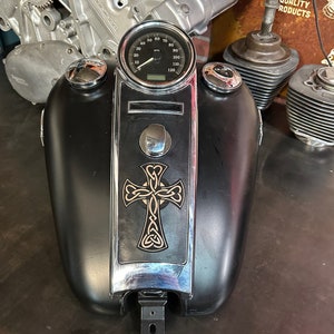 Keltisches Kreuz Graviertes Schwarzes Leder 2008-2022 Harley Road King Dash Einsatz