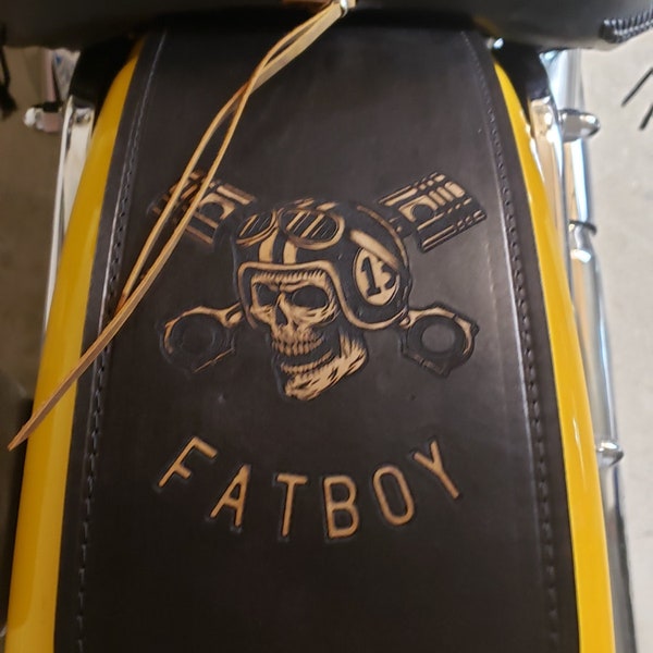 Garde-boue arrière en cuir personnalisé Fatboy Jolly Roger noir Softail Harley Davidson