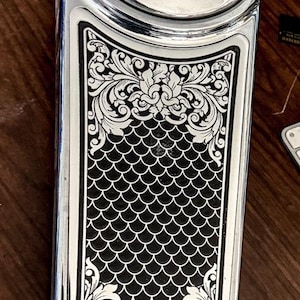 Inserto per console in metallo retrò con volute incise per Harley Davidson Touring 87-07