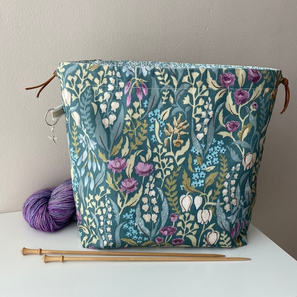 Baumwoll-Canvas-Bastelprojekttasche. Perfekt zum Stricken, Häkeln, Garnieren und für andere Bastelarbeiten. Handgefertigte Kordelzugtasche aus Baumwolle