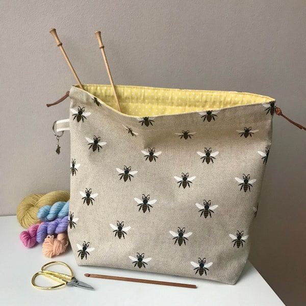 Sac de projets créatifs à imprimé abeille, parfait pour le tricot, le crochet, la laine et d'autres travaux manuels. Sac en coton fait main avec cordon de serrage