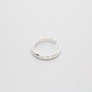 Offener geflochtener Ear Cuff, Ohrklemme ohne Ohrloch, recyceltes Sterling Silber 18K vergoldet