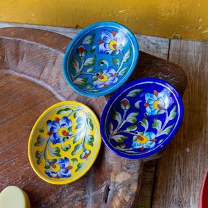 Handgefertigte indische Seifenschale, handbemalter Keramikseifenhalter, Keramikseifenschale mit Abfluss, Boho Keramikseifenhalter, Boho Badezimmer Dekor