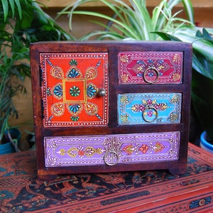 Caixa de joias de madeira pintada à mão, cômoda indiana pequena, caixa de especiarias pintada à mão, decoração boho, comércio justo