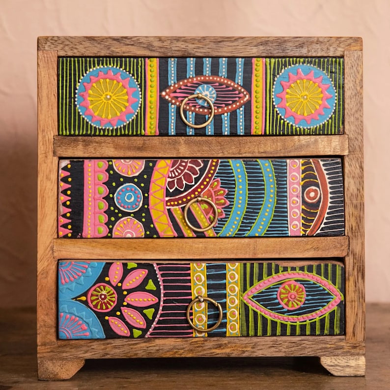 Mini commode à trois tiroirs en bois peinte à la main, petite commode, commerce équitable, rangement de bijoux décoratif, commode bohème image 2