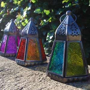 Piccola lanterna marocchina, mini lanterna in vetro in stile marocchino, lampade in vetro indipendenti, lanterna riciclata, etica, lanterna a forma di piramide