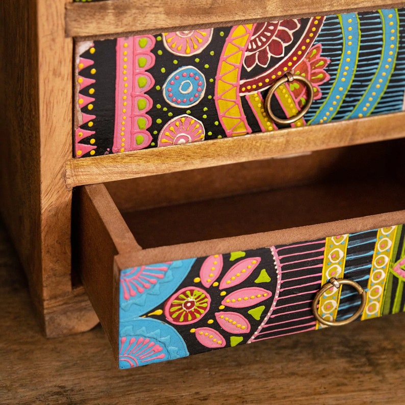 Mini commode à trois tiroirs en bois peinte à la main, petite commode, commerce équitable, rangement de bijoux décoratif, commode bohème image 3