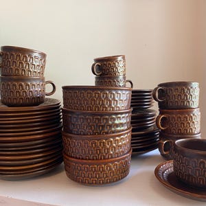 Wedgwood &quot;Pennine&quot; Designer dishes brown midcentury modern dinnerware England vintage dark brown 60s plates cups bowls wedgwood Eric Owen