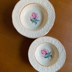 Sovereign Potters Satz von Schalen Rosenmuster, Made in Canada rosa Rose Goldrand Steingut Original Geprägter Rand 22 Kt Gold