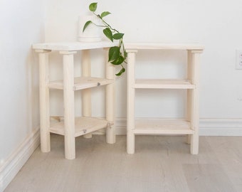 Mesita de noche de madera recuperada de doble estantería. Mesa auxiliar minimalista de doble estantería blanca lavada