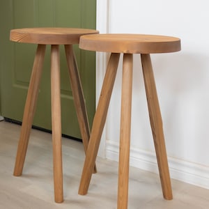 Natürlich gebeizter Dreibein-Hocker aus Altholz. Recycelter Holzhocker mit Naturbeize