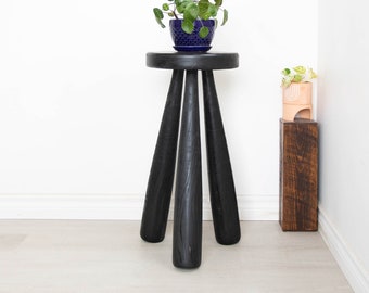 Taburete alto con patas de palo, color negro. Mesa trípode negra alta de madera recuperada