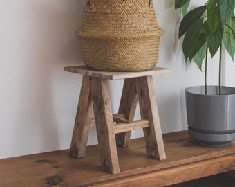 Soporte de planta de trampa de langosta natural. Soporte para plantas de madera recuperada de forma responsable con el medioambiente, fabricado con madera recuperada de trampas para langostas.