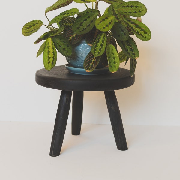 Tabouret rond épais à trépied trapu. Support de plante trépied en bois fait à la main réutilisé