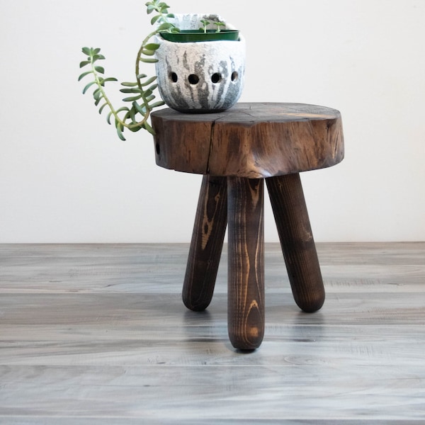 Tabouret de champignon à dessus de souche. Tabouret trépied à dessus trapu en bois récupéré