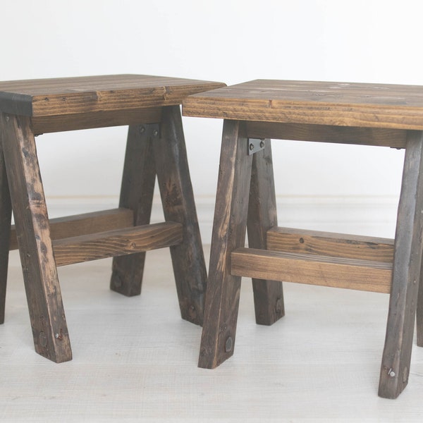 Petite table de nuit rustique en bois de casier à homard. Table d'appoint basse de style ferme en bois dur récupéré. Support à plantes rustique pour plantes lourdes