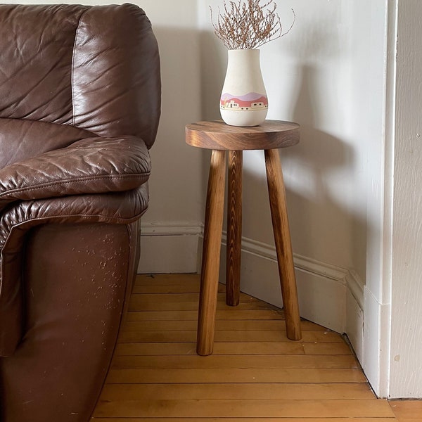 Tabouret bohème rond sur trépied. Table de bout « The Amos ». Tabouret en bois de récupération fait main