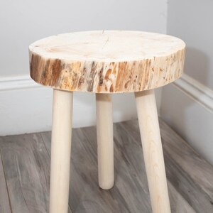 Tabouret trépied naturel brut. Tabouret tripode en bois recyclé purement naturel image 9