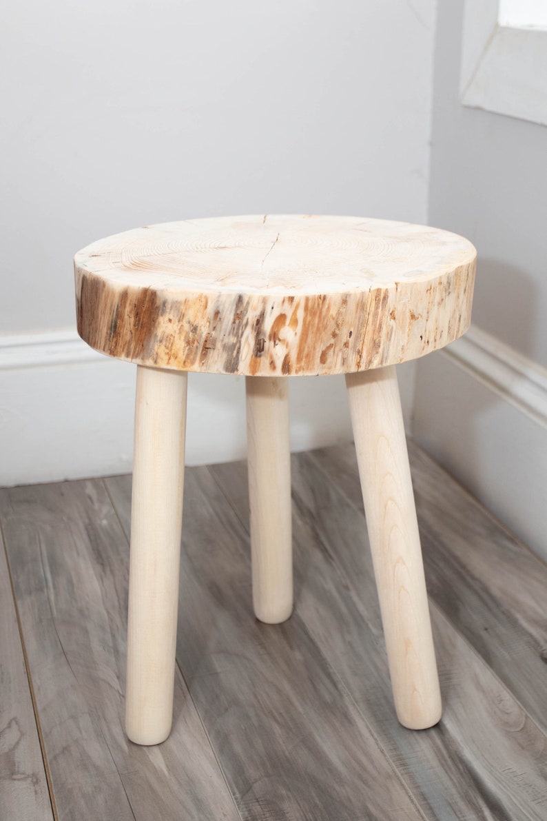 Tabouret trépied naturel brut. Tabouret tripode en bois recyclé purement naturel image 9