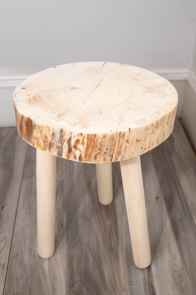 Tabouret trépied naturel brut. Tabouret tripode en bois recyclé purement naturel image 2