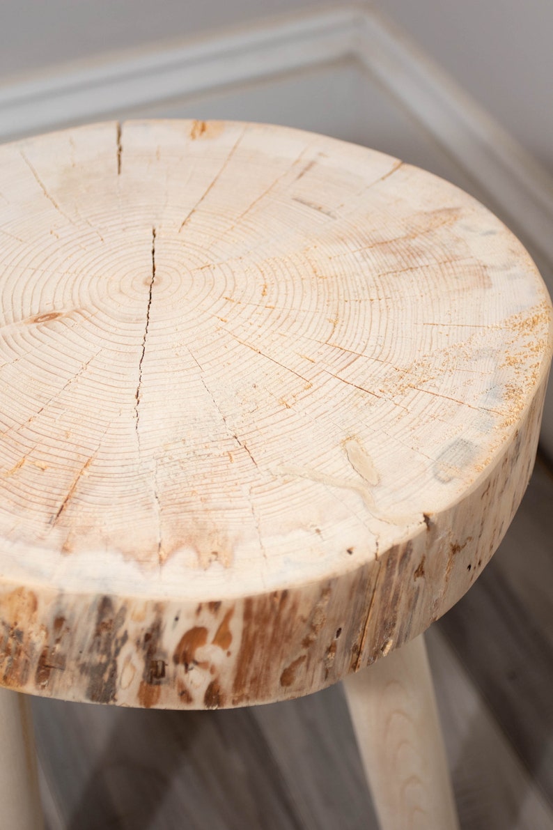 Tabouret trépied naturel brut. Tabouret tripode en bois recyclé purement naturel image 10