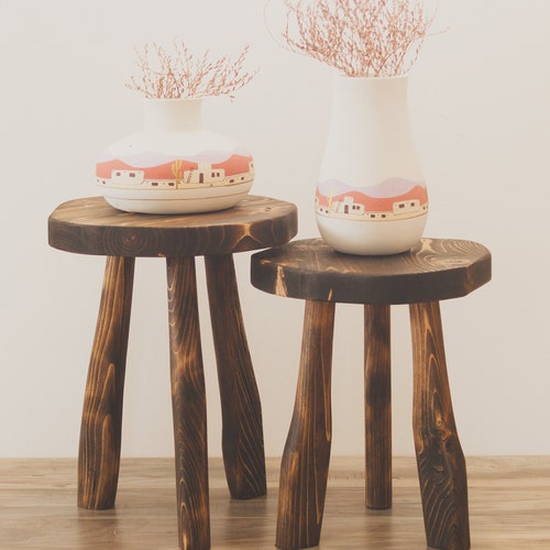 Tabouret trépied marron Mid-Century. Support pour plante trépied en bois naturel, noyer foncé, sculpté à la main