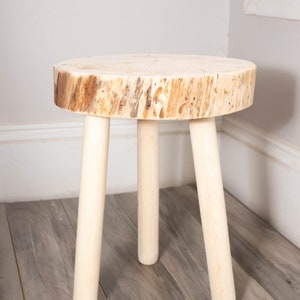 Tabouret trépied naturel brut. Tabouret tripode en bois recyclé purement naturel image 5