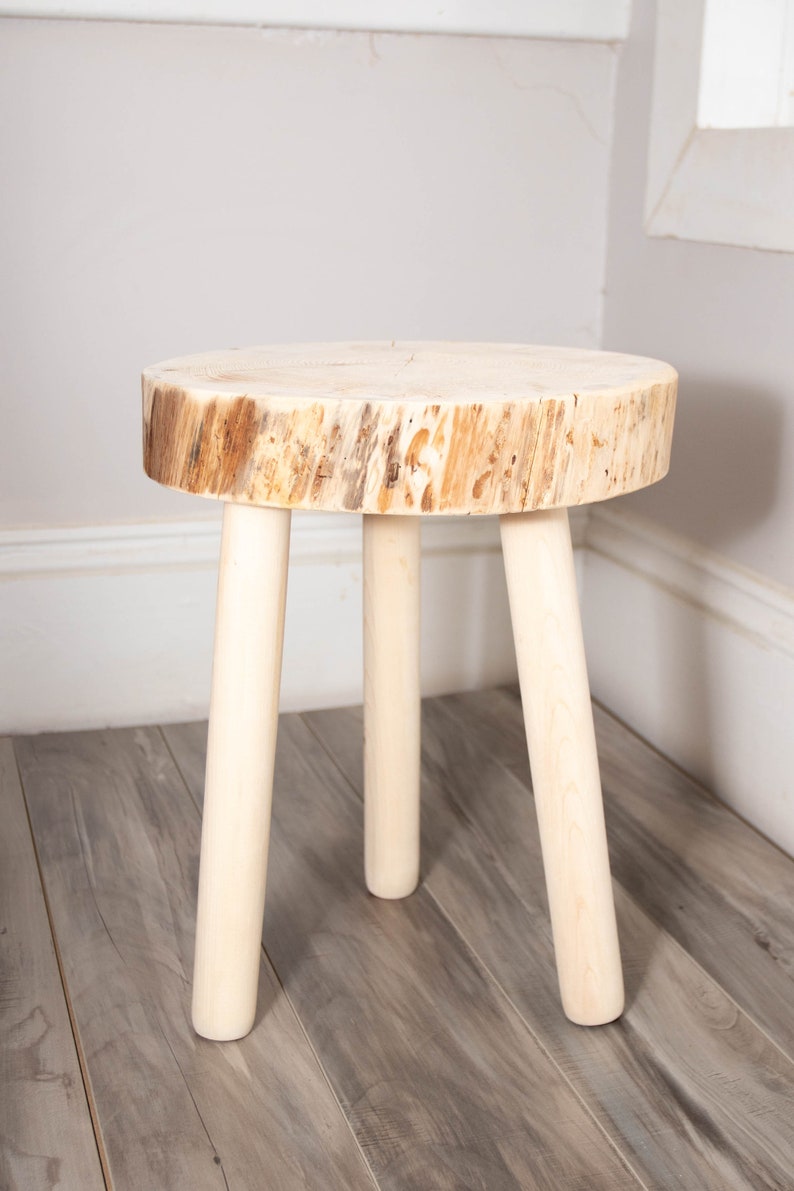 Tabouret trépied naturel brut. Tabouret tripode en bois recyclé purement naturel image 5