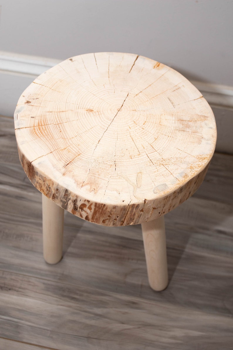 Tabouret trépied naturel brut. Tabouret tripode en bois recyclé purement naturel image 8