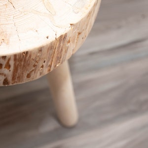 Tabouret trépied naturel brut. Tabouret tripode en bois recyclé purement naturel image 6