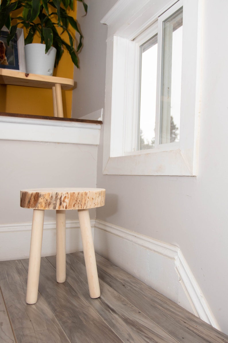 Tabouret trépied naturel brut. Tabouret tripode en bois recyclé purement naturel image 1