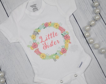 Little Sister Baby Onesie, Lil Sister Floral Wreath Shirt, Floral name Onesie, Name Reveal Baby Onesie, Take Home Baby Outfit, Shower gift