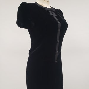 Vestido vintage de terciopelo de los años 60 de Leslie Faye: Vestido estilo mod con botones de pedrería (Talla mediana)