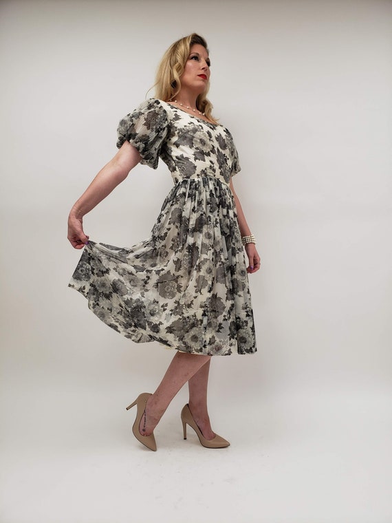 Beautiful 50's vintage dress in a lovely grey flo… - image 8