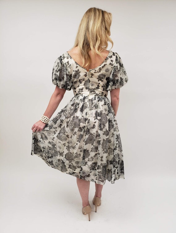 Beautiful 50's vintage dress in a lovely grey flo… - image 6