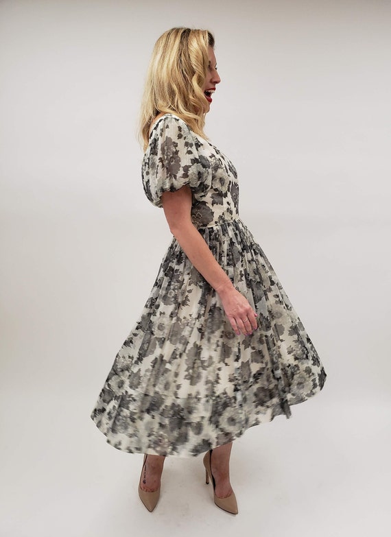 Beautiful 50's vintage dress in a lovely grey flo… - image 2