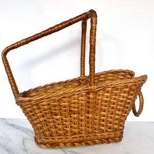 Vintage Wicker Wine Basket | French Picnic Carrier, Rustic Farmhouse or Cottagecore Decor Bild 6