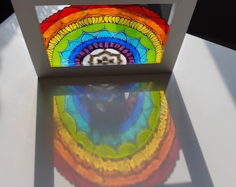 Regenboog suncatcher, mandala regenboog suncatcher, kunst aan de muur regenboog, handgeschilderde regenboog, regenboog cadeau, glasschildering