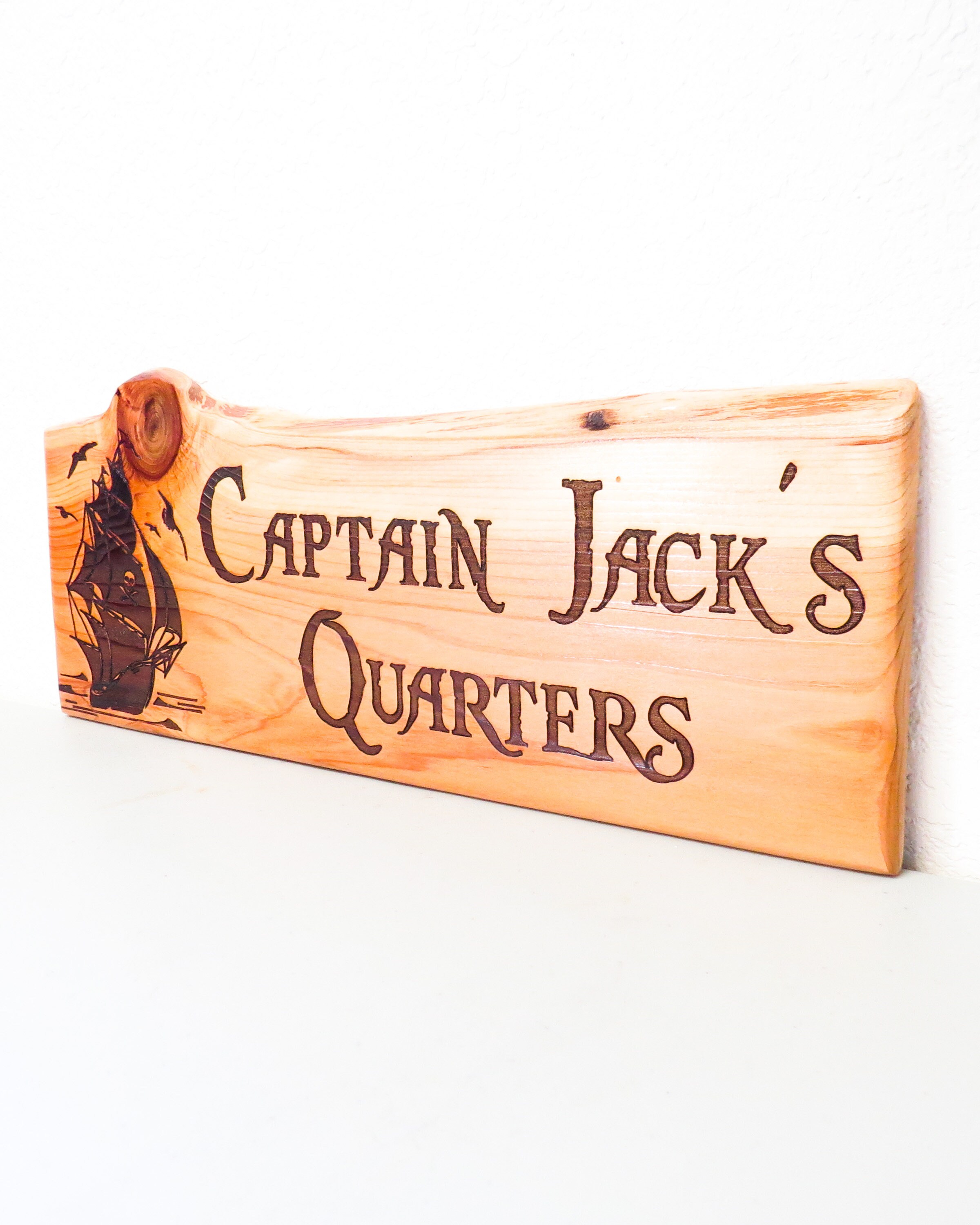 Plaque De Porte Décorative Nautique "Captains Quarters" - Aluminium Vieilli Or - Fabriqué à La Main En Inde
