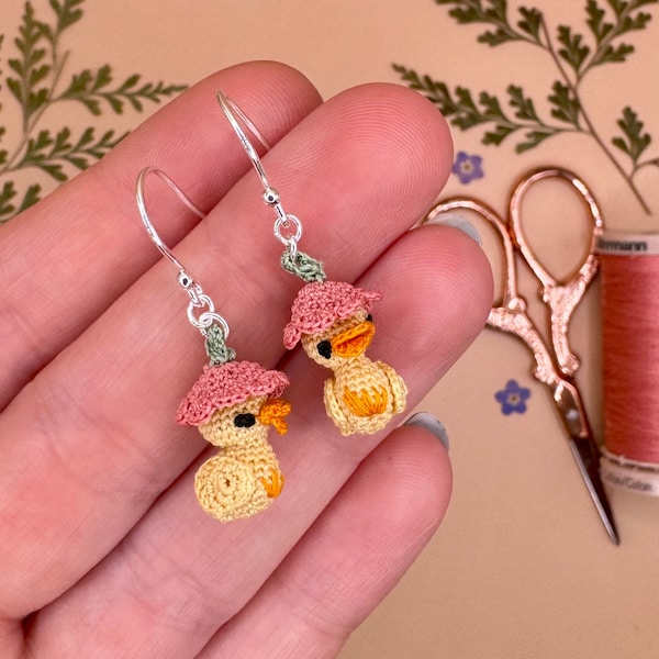 Boucles d'oreilles chapeau canard jaune, cadeaux canard faits main, boucles d'oreilles cottagecore, boucles d'oreilles canard, cadeaux canard, boucles d'oreilles jaune canard