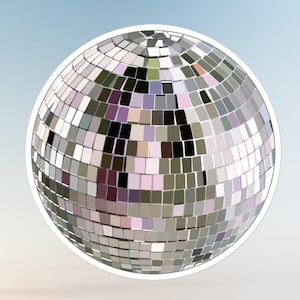 Peut inclure: Autocollant représentant une boule disco avec un bord blanc. La boule est recouverte de petits carreaux miroirs carrés dans des tons argent, gris, noir et violet. Le fond est un dégradé de bleu clair et de blanc.