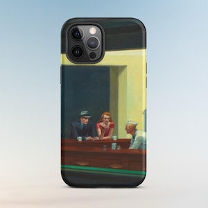 Könnte beinhalten: Eine Handyhülle mit einem Druck von Edward Hoppers Gemälde "Nighthawks". Das Kunstwerk zeigt eine Diner-Szene mit drei Gästen und einem Kellner in gedämpften Blau-, Rot- und Gelbtönen. Die Hülle hat einen schwarzen Rand.