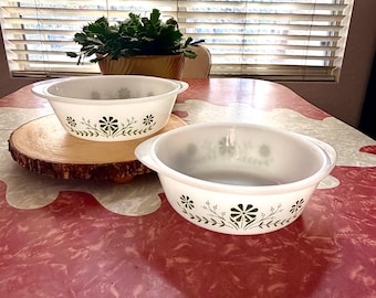 Juego de 2 fuentes para hornear de vidrio opalino con diseño floral de margaritas verdes, estilo vintage de Glasbake, 2 cuartos de galón.