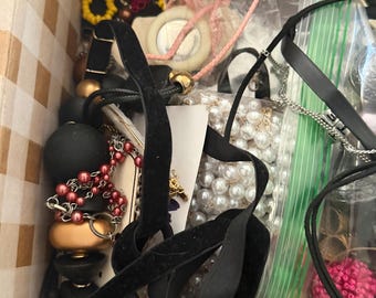 Lote de joyas vintage de 5,4 kg (12 libras) con etiquetas, para manualidades y reventa.