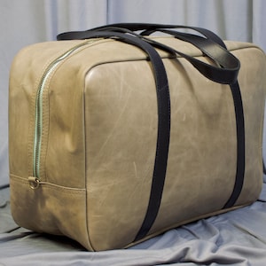Handcrafted Top Grain Leather Weekender Bag: Retro Travel Bag