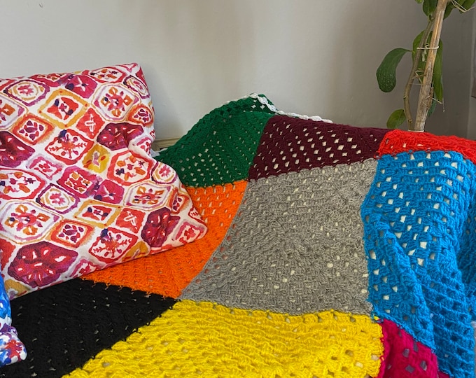 Coperta quadrata della nonna fatta a mano all'uncinetto, molto accogliente. Copriletto vintage fatto a mano all'uncinetto. - Italia