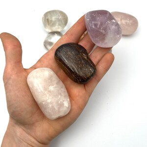 Large Tumbled Crystal Gemstones, palm stone, worry stone, clear quartz, chevron amethyst, amethyst, bronzite, rose quartz afbeelding 2