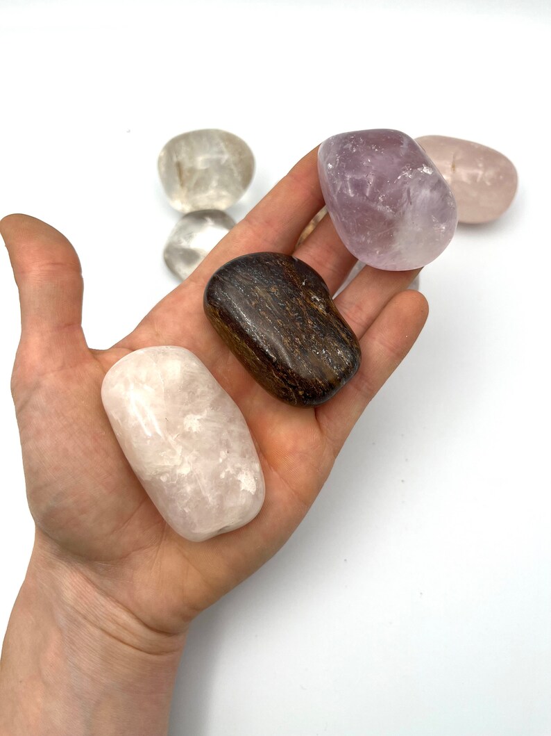 Large Tumbled Crystal Gemstones, palm stone, worry stone, clear quartz, chevron amethyst, amethyst, bronzite, rose quartz afbeelding 2