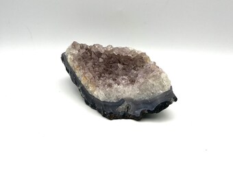 Gros morceau de géode d'améthyste, cristal d'améthyste brut, cristal violet
